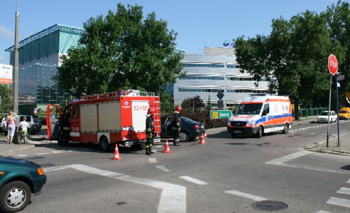 Karetka odwozi poszkodowamych do szpitala